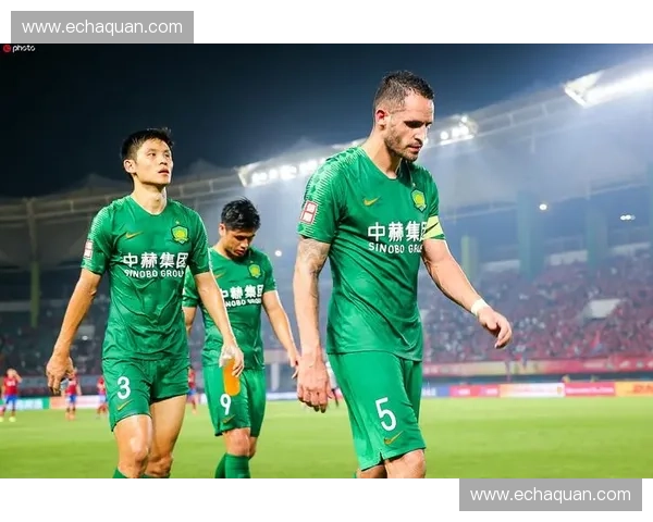 国安恒大足球对决激情上演 双方强强对抗谁将笑到最后