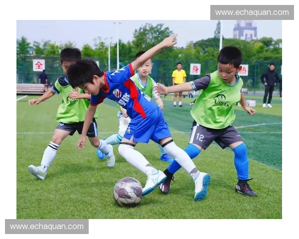 激情四溢！足球比赛瞬间精彩纷呈，进球不断，赛场局势风云突变，球迷欢呼声此起彼伏